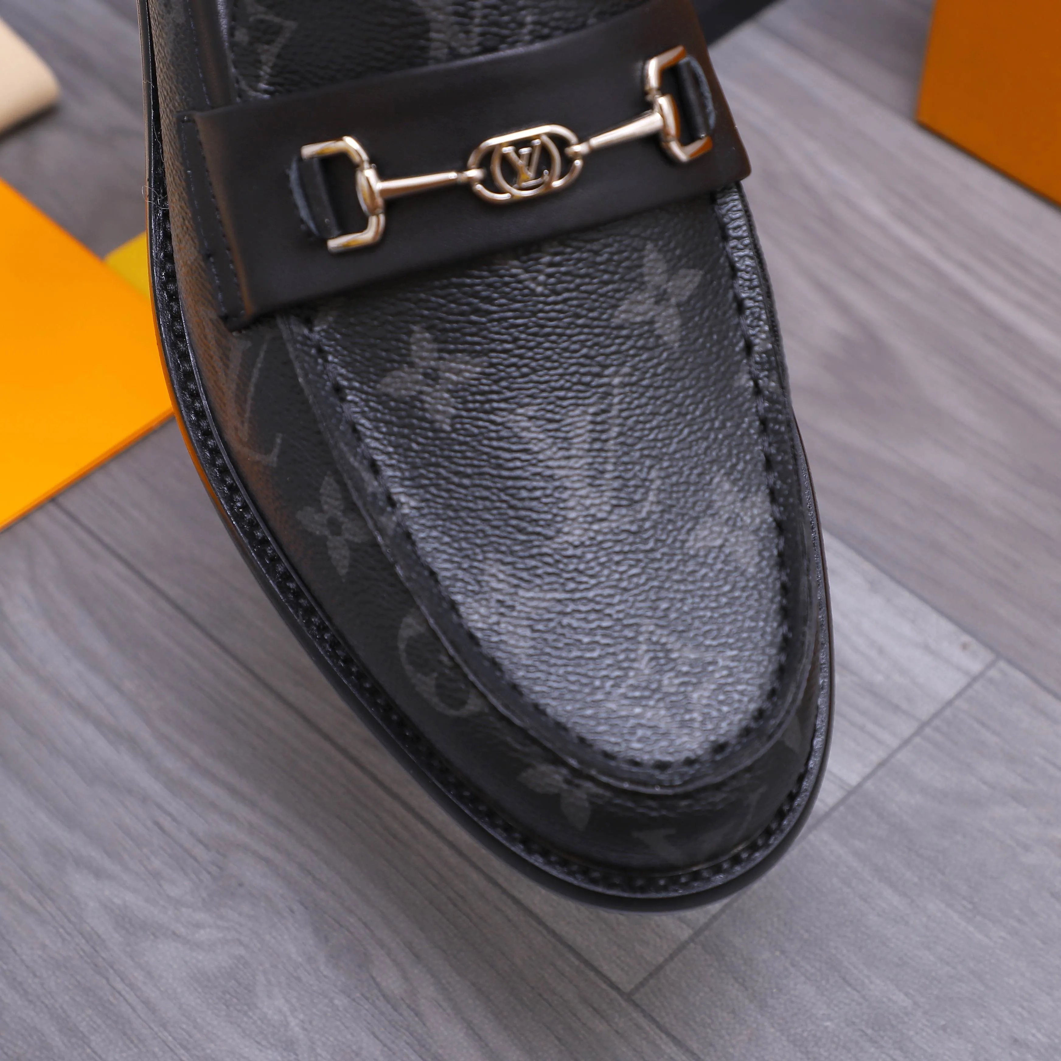 Men's shoes 💰660 Product trademark: LV [Louis Vuitton] business casual slip-on leather shoes, regular size. Size: 39-44 (38.45 custom-made, non-returnable) Product materials: Selected classic printed upper, cowhide lining, original outsole